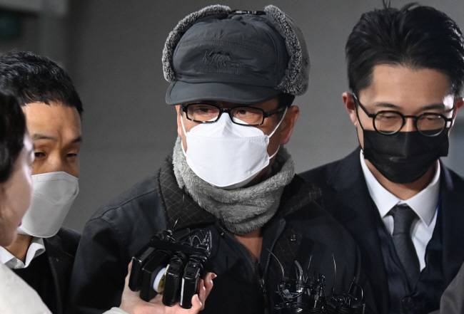 檢으로 송치되는 ‘버거보살’ ‘12·3 비상계엄 사태’를 주도한 ‘비선’으로 지목돼 내란 등 혐의를 받고 있는 노상원 전 정보사령관이 24일 오전 서울 은평구 서부경찰서에서 서울중앙지검으로 구속 송치되고 있다. 박윤슬 기자