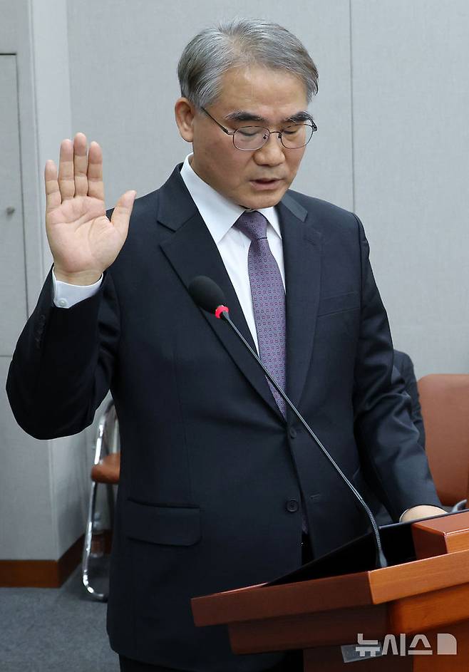 선서하는 조한창 후보자