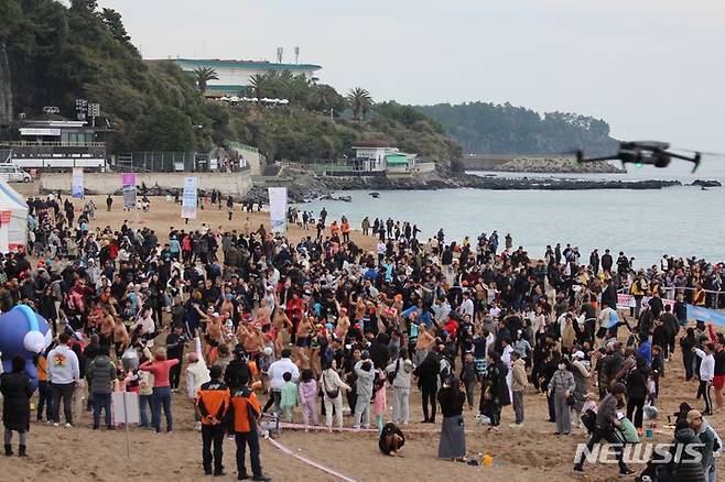 [제주=뉴시스] 양영전 기자 =  '푸른 용의 해' 갑진년(甲辰年) 새해 첫날인 지난 1월1일 오전 제주 서귀포시 중문색달해수욕장에서 열린 '제25회 서귀포 겨울바다 국제펭귄수영대회' 참가자들이 입수 전 준비 운동을 하고 있다. 2024.01.01. 0jeoni@newsis.com