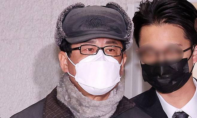 12·3 비상계엄 사태를 사전에 모의한 혐의를 받는 노상원 전 정보사령관이 24일 서울 은평구 서부경찰서에서 검찰로 송치되고 있다. 뉴스1
