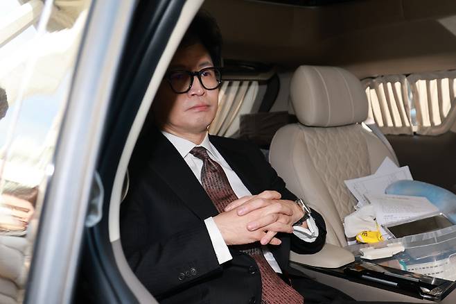 한동훈 국민의힘 대표가 지난 16일 서울 여의도 국회에서 당대표 사퇴 관련 기자회견을 마친 뒤 차량에 탑승하고 있다. 뉴스1