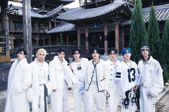 그룹 스트레이 키즈가 ‘빌보드 200’ 차트에서 6회 연속 1위에 오르는 새 역사를 썼다. 스트레이 키즈는 전 세계 32개 지역에서 48회에 걸친 월드투어 ‘도미네이트’를 진행 중이며 내년 3월부터 남·북미와 유럽 20개 지역을 도는 스타디움 투어에 돌입한다. JYP엔터테인먼트 제공