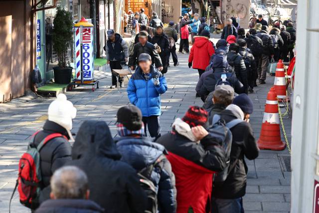 24일 서울 종로구 탑골공원 원각사 노인 무료 급식소 앞이 식사를 기다리는 어르신들로 붐비고 있다. 연합뉴스