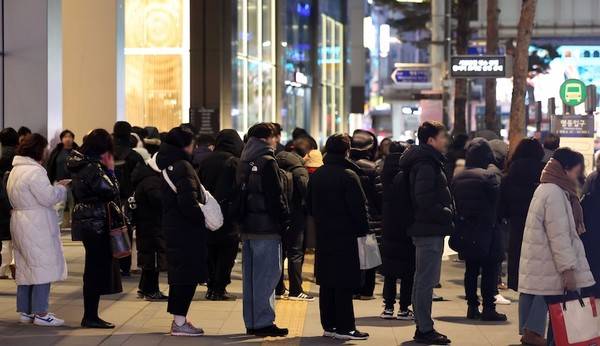 우리나라의 계층이동성이 갈수록 어려워지고 있다. 한파 속 버스를 기다리는 시민들. [사진 | 뉴시스]