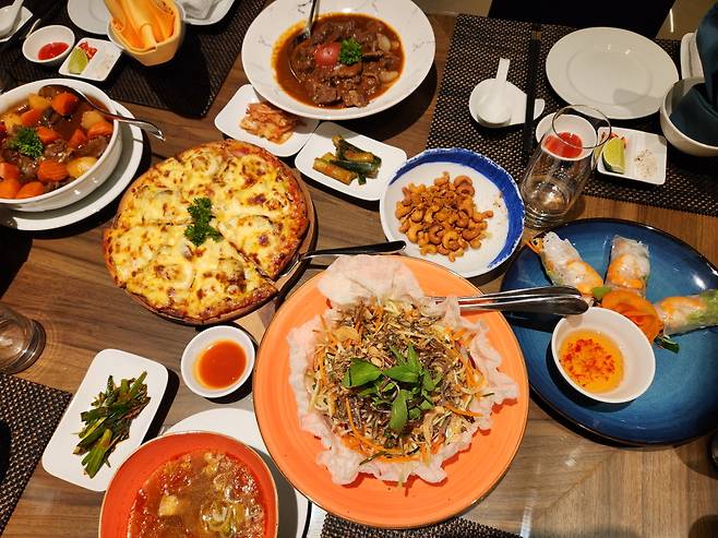 실제 여행객에게 제공되는 저녁 식사. 인원에 따라 세트 메뉴 또는 뷔페로 제공된다.