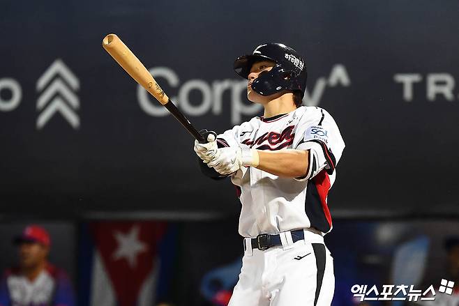 14일 오후 대만 톈무야구장에서 열린 '2024 WBSC(세계야구소프트볼연맹) 프리미어12' B조 조별리그 대한민국과 쿠바의 경기, 2회말 2사 만루 김도영이 쿠바 선발투수 모이넬로 상대로 만루 홈런을 때려내고 있다. 엑스포츠뉴스DB