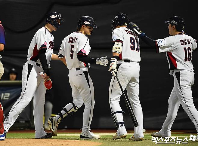 14일 오후 대만 톈무야구장에서 열린 '2024 WBSC(세계야구소프트볼연맹) 프리미어12' B조 조별리그 대한민국과 쿠바의 경기, 2회말 2사 만루 김도영이 쿠바 선발투수 모이넬로 상대로 만루 홈런을 때려낸 뒤 홈에서 동료들과 하이파이브를 나누고 있다. 엑스포츠뉴스DB