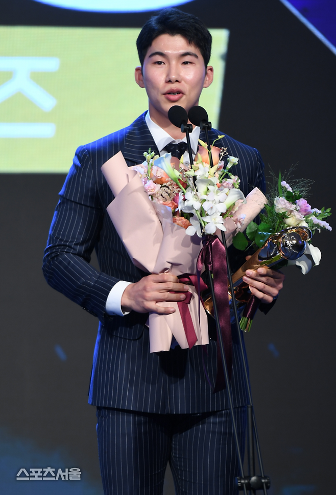 키움 김혜성이 2024 KBO 시상식에서 2루수상을 수상한 후 소감을 말하고 있다. 2024. 11. 26. 최승섭기자 thunder@sportsseoul.com