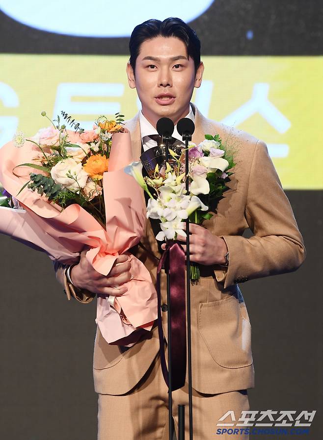 2024 KBO 시상식이 26일 오후 서울 송파구 롯데호텔월드에서 열렸다. 출루율상을 수상한 LG 홍창기가 수상소감을 말하고 있다. 정재근 기자 cjg@sportschosun.com/2024.11.26/