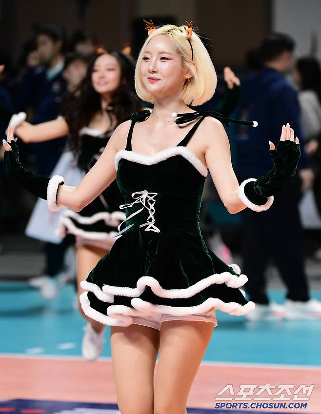 배구팬들 즐겁게 만드는 '산타걸' 신나는 무대.