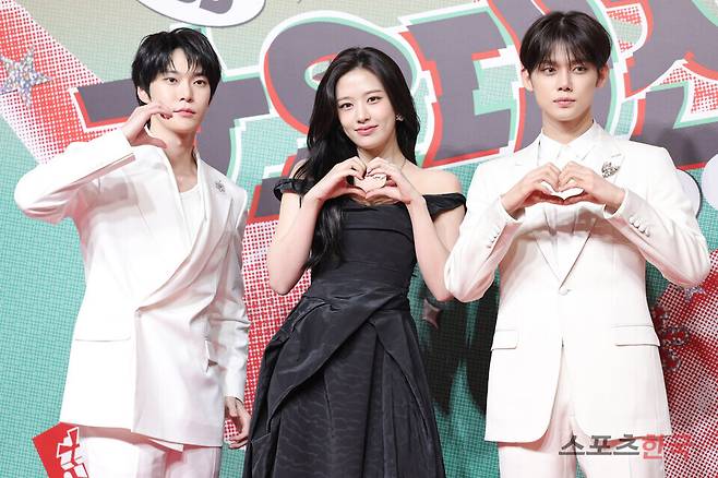 '2024 SBS 가요대전' 레드카펫 행사에 참석한 &nbsp;NCT 도영, 아이브 안유진, 투모로바이투게더 연준. 24.12.25. ⓒ이혜영 기자 lhy@hankooki.com