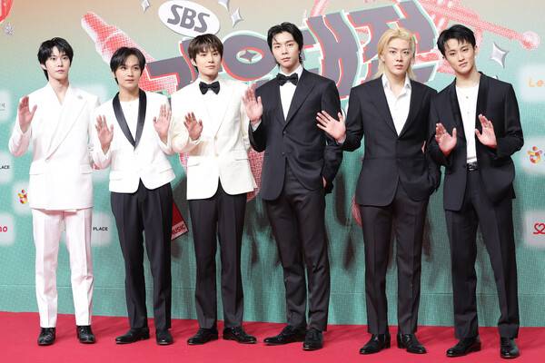'2024 SBS 가요대전' 레드카펫 행사에 참석한 NCT127. 24.12.25. ⓒ이혜영 기자 lhy@hankooki.com