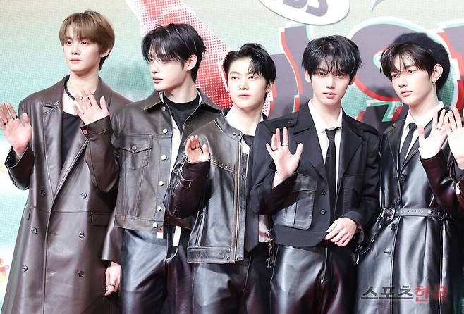 '2024 SBS 가요대전' 레드카펫 행사에 참석한 제로베이스원. 24.12.25. ⓒ이혜영 기자 lhy@hankooki.com