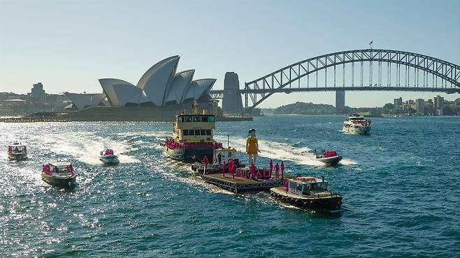 12일(현지 시각) 호주 시드니 항구에 나타난 '오징어 게임' 영희 인형과 진행 요원들. /넷플릭스