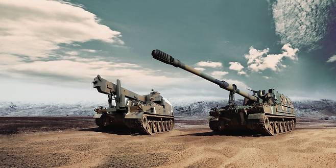 K10 탄약운반장갑차(왼쪽)와 K9 자주포(오른쪽)./한화에어로스페이스 제공