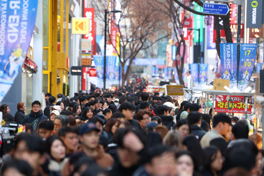 25일 오후 서울 중구 명동 거리가 성탄절을 맞아 외출한 시민들로 붐비고 있다. 연합뉴스