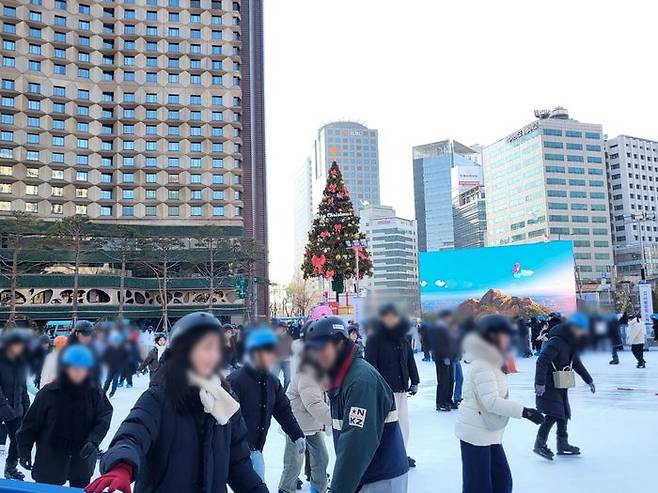 24일 오후 서울 중구 서울광장 스케이트장에는 크리스마스이브를 즐기러 온 시민들로 붐볐다.ⓒ데일리안 허찬영 기자