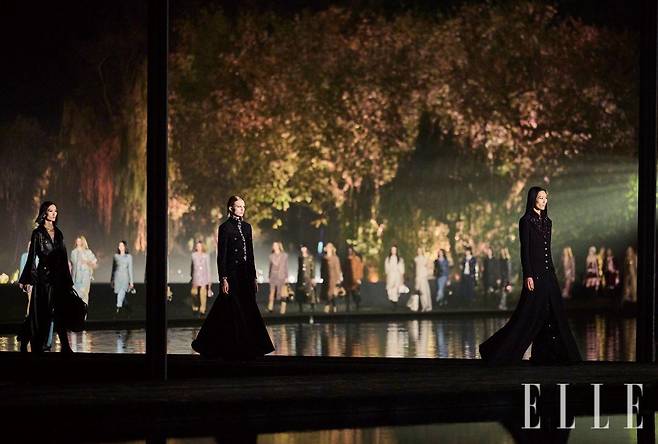 호수 위를 걷는 듯이 연출한 런웨이 쇼.