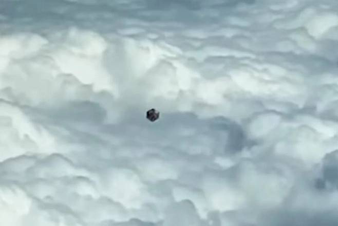 888.webp.ren.jpg 펜타곤이 공개했던 UAP (UFO) 영상 ㄷㄷㄷㄷ