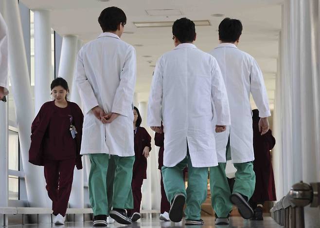 의사와 정부 간의 갈등이 계속되는 가운데 지난 24일 서울 시내의 한 대학병원에서 의료진들이 이동하고 있다.뉴시스