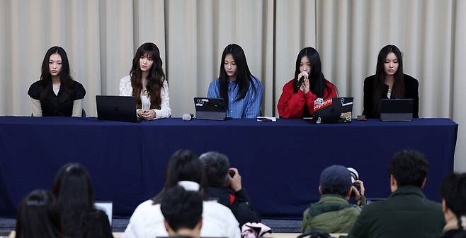 걸그룹 뉴진스 멤버들이 11월28일 오후 서울 강남구 스페이스쉐어 삼성역센터에서 전속계약 해지 관련 기자회견을 열어 발언하고 있다. 연합뉴스