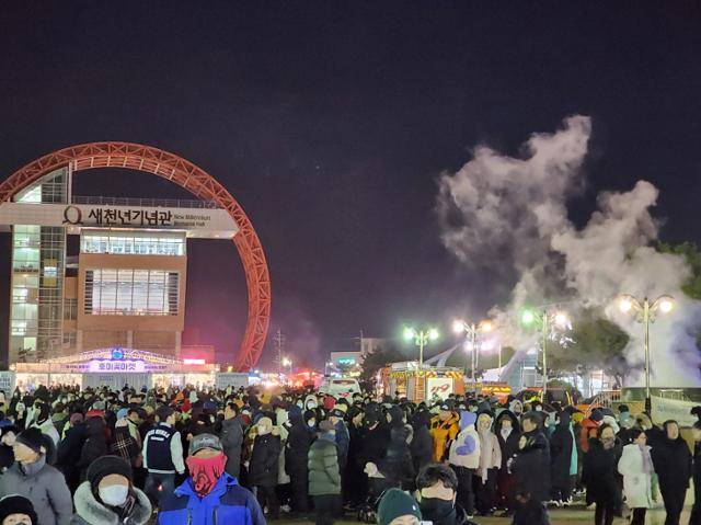 경북 포항 호미곶한민족해맞이축전을 찾은 관광객과 시민들이 지난해 12월 31일 포항시 남구 호미곶면 해맞이광장에서 일출을 기다리고 있다. 포항시 제공