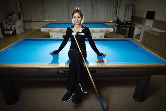 ‘포켓볼 여왕’에서 ‘3쿠션 여제’로 발돋움한 김가영. 여자프로당구(LPBA) 최초로 5개 대회 연속 우승을 이뤄내며 새 역사를 썼다. 전민규 기자