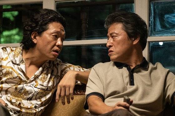 영화 '보고타'는 2020년 3월, 콜롬비아 현지 촬영 3개월만에 코로나19 팬데믹 봉쇄령을 맞아 긴급 귀국하며 제작 기간이 길어졌다. 사진은 촬영 당시 현지 체류한 배우 권해효(오른쪽부터)와 박지환. 극 중 보고타 한인 상인회를 장악한 박 병장과 조카인 작은 박 사장을 각각 연기했다. 사진 플러스엠 엔터테인먼트