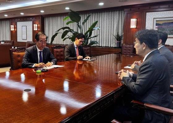권성동 국민의힘 원내대표와 한덕수 대통령 권한대행 국무총리가 지난 15일 한 권한대행 집무실에서 만나 대화하고 있다. [연합뉴스]