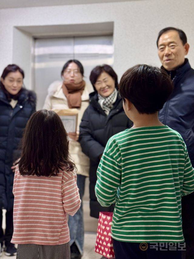 영안교회 10교구 새벽송 팀이 24일 경기도 구리 남예준·예은 어린이 집을 방문해 캐럴을 부르는 모습.