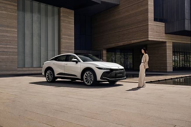 토요타 크라운 우측면 연출사진 [토요타 제공]