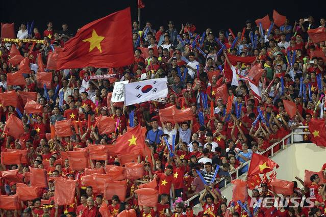 【하노이=AP/뉴시스】6일(현지시간) 하노이 미딘 국립 경기장에서 아세안축구연맹(AFF) 스즈키컵 준결승 베트남과 필리핀의 2차전 홈 경기가 열려 베트남 축구 팬들이 열띤 응원을 펼치고 있다. 베트남은 지난 2일 필리핀과 결승 1차전 원정경기에서 2-1로 승리한 뒤 이날 2차전에서도 2-1로 이겨 합계 4-2로 결승에 진출했다. 박항서호는 오는 11일과 15일 말레이시아와 홈&원정 경기로 우승을 다툰다. 2018.12.7.