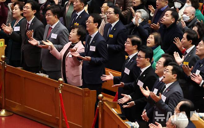 [서울=뉴시스] 추상철 기자 = 권성동 국민의힘 당대표 권한대행 겸 원내대표와 이재명 더불어민주당 대표가 25일 오전 서울 영등포구 여의도 순복음교회에서 열린 성탄예배에 참석해 찬송가를 부르고 있다. 앞줄 왼쪽부터 국민의힘 서지영 원내대변인, 조정훈 의원, 권성동 권한대행, 조배숙 의원, 최은석 원내대표 비서실장, 더불어민주당 이해식 당 대표 비서실장, 김민석 최고위원, 이재명 대표, 박찬대 원내대표. 2024.12.25. scchoo@newsis.com