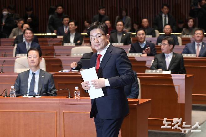 국민의힘 권성동 대표 권한대행 겸 원내대표가 24일 서울 여의도 국회에서 열린 의원총회에서 발언대로 향하고 있다. 윤창원 기자