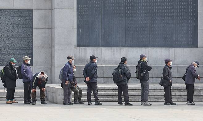 서울 종로구 탑골공원에서 노인들이 무료급식을 받기 위해 줄을 서 있다. 최상수 기자