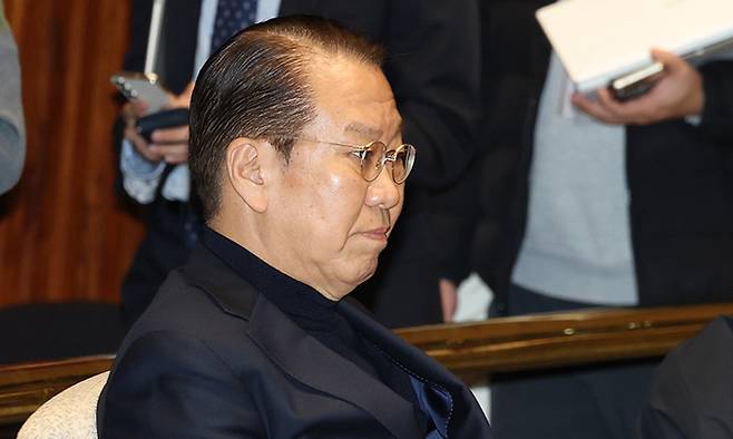 국민의힘 비상대책위원장에 지명된 권영세 의원이 24일 서울 여의도 국회에서 열린 의원총회에 참석해 있다. 뉴스1