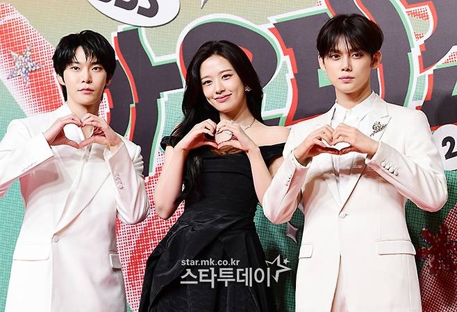 가수 도영(왼쪽부터), 안유진, 연준. <강영국 기자>