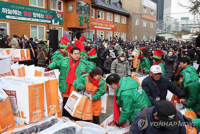 이웃과 함께하는 37번째 거리 성탄예배 (서울=연합뉴스) 이진욱 기자 = 크리스마스인 25일 서울 동대문구 다일공동체 밥퍼나눔운동본부 앞마당에서 열린 '소외된 이웃과 함께하는 37번째 거리 성탄예배'에서 참석자들이 방한복과 도시락을 받고 있다. 2024.12.25 [공동취재] cityboy@yna.co.kr