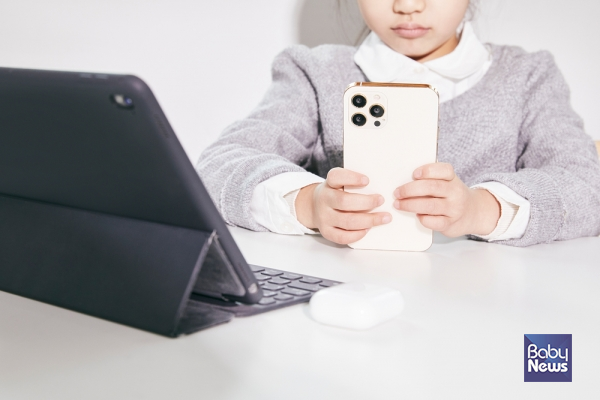 AI디지털교과서를 교과서가 아닌 '교육자료'로 그 지위를 격하하는 '초중등교육법 개정안'이 국회 법제사법위원회를 통과하고 본회의 상정을 앞둔 지금,&nbsp;전국시도교육감협의회가 이에 대한 우려를 표명했다.&nbsp;ⓒ베이비뉴스