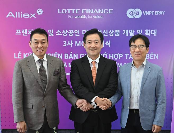 지난 25일 베트남 하노이 경남 랜드마크타워에서 공성식 롯데파이낸스 베트남 법인장(가운데)과 박병건 알리엑스 대표이사(왼쪽), 김제희 VNPT EPAY 대표이사(오른쪽)가 기념촬영을 하고 있다. 사진=롯데카드 제공