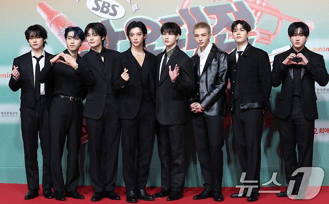 스트레이 키즈 리노(왼쪽부터)와 한, 아이엔, 필릭스, 방찬, 현진, 승민, 창빈이 크리스마스인 25일 인천 인스파이어 아레나에서 열린 ‘2024 SBS 가요대전’ 레드카펫 행사에 참석해 포즈를 취하고 있다. ⓒ News1 권현진 기자