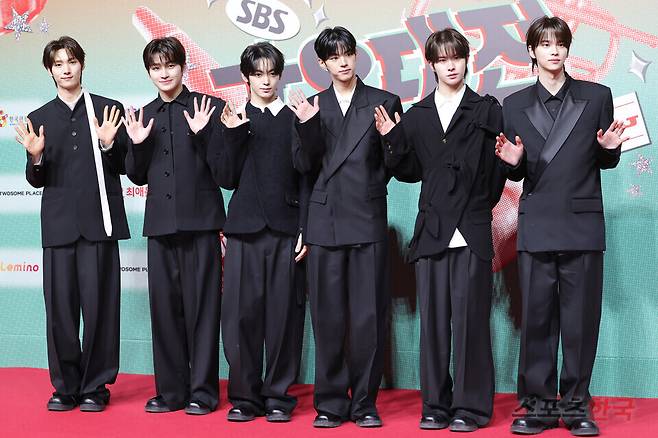 '2024 SBS 가요대전' 레드카펫 행사에 참석한 투어스. 24.12.25. ⓒ이혜영 기자 lhy@hankooki.com