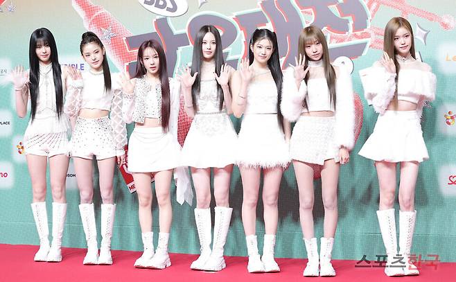 '2024 SBS 가요대전' 레드카펫 행사에 참석한 그룹 이즈나. 24.12.25. ⓒ이혜영 기자 lhy@hankooki.com