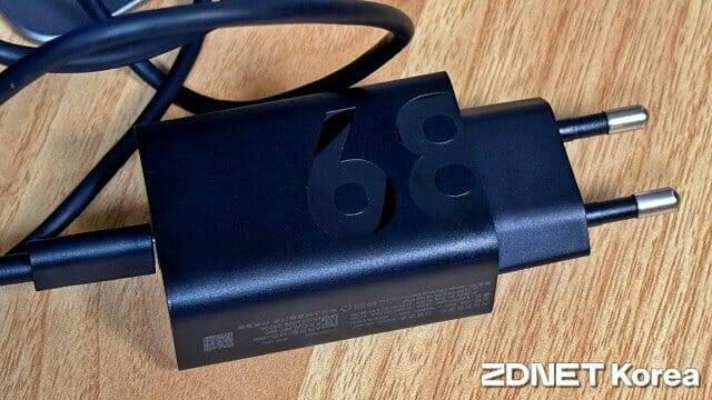 기본 제공되는 충전기는 최대 68W 출력이 가능하다. (사진=지디넷코리아)