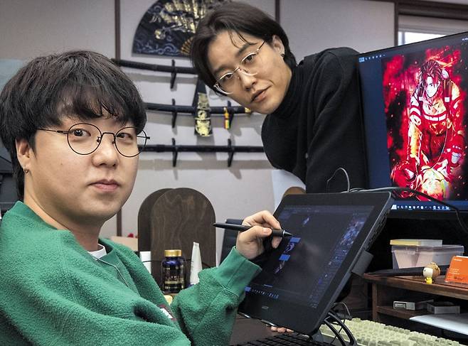 서울 서대문구 작업실에서 함께한 광운(왼쪽) 작가와 시니 작가. /김지호 기자