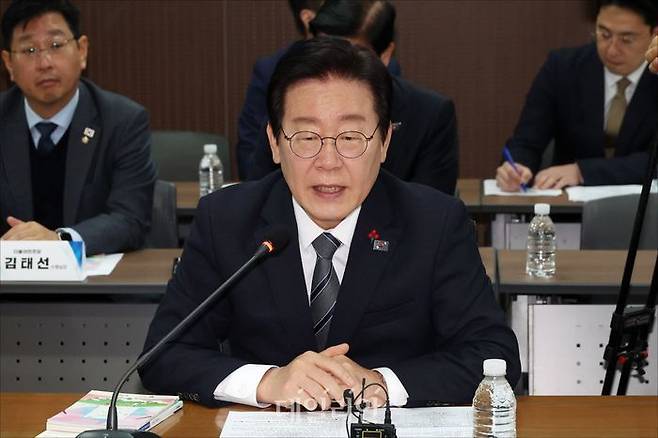 이재명 더불어민주당 대표가 지난 24일 오전 서울 중구 서민금융진흥원에서 중앙서민금융통합지원센터 현장 방문 후 열린 '취약계층 금융 부담 완화를 위한 현장간담회'에서 모두발언을 하고 있다. ⓒ데일리안 홍금표 기자