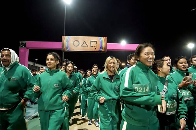 지난 12일(현지시각) 미국 캘리포니아주 로스앤젤레스의 로스앤젤레스 시티 컬리지에서 열린 ‘오징어 게임 시즌2’ 시사회 및 팬 행사에서 참가자들이 달리기 경주를 시작하고 있다. 넷플릭스 제공