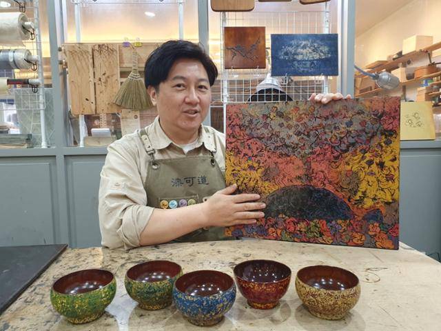 전통 옻칠기법을 응용해 '교칠회화'라는 옻칠 예술의 새로운 영역을 개척한 김준래(45) 작가가 2013년 교토시립예술대 대학원 재학 중 창작한 교칠회화 작품에 대해 설명하고 있다. 윤형권 기자