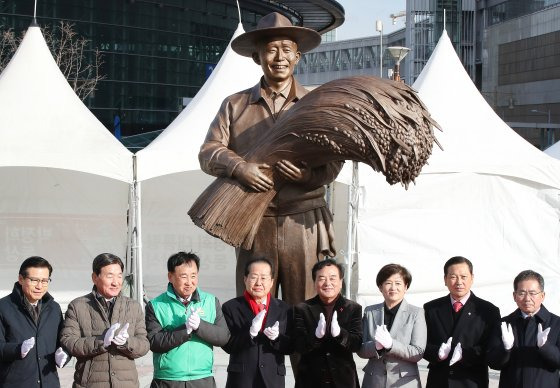 홍준표 대구시장을 비롯한 내빈들이 23일 오후 대구 동구 동대구역 광장에서 열린 '박정희 대통령 동상 제막식'에 참석해 동상을 제막한 뒤 기념촬영을 하고 있다. 뉴스1