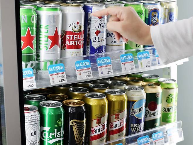 편의점에 각종 브랜드 맥주들이 진열돼 있다. / 사진=뉴스1